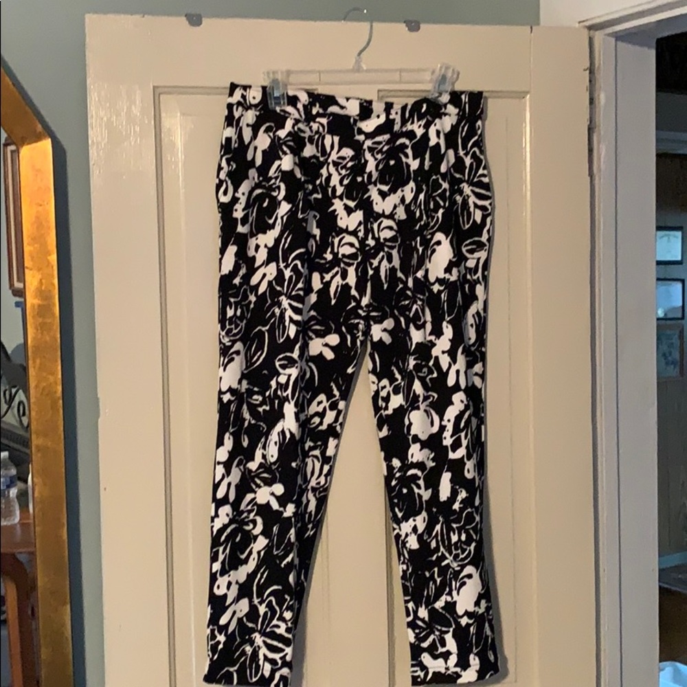 Capri black and white pants